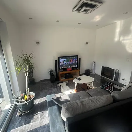 House 2 Bedrooms 1 Bathroom