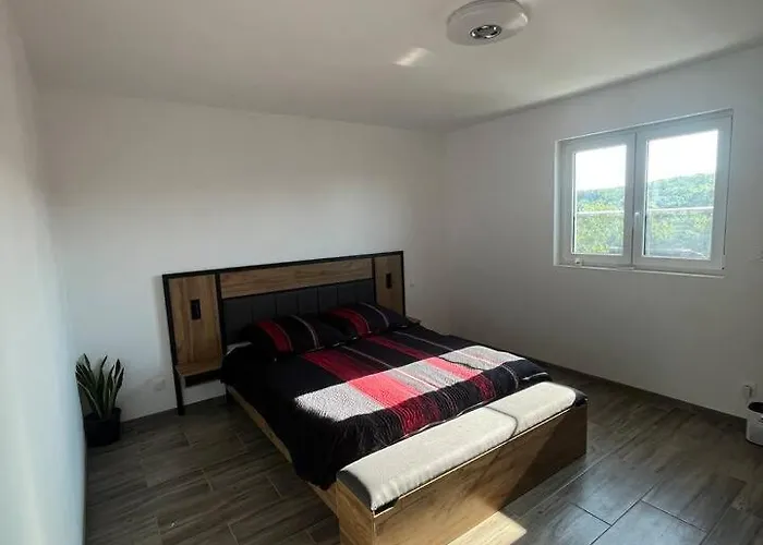 House 2 Bedrooms 1 Bathroom * Alzing